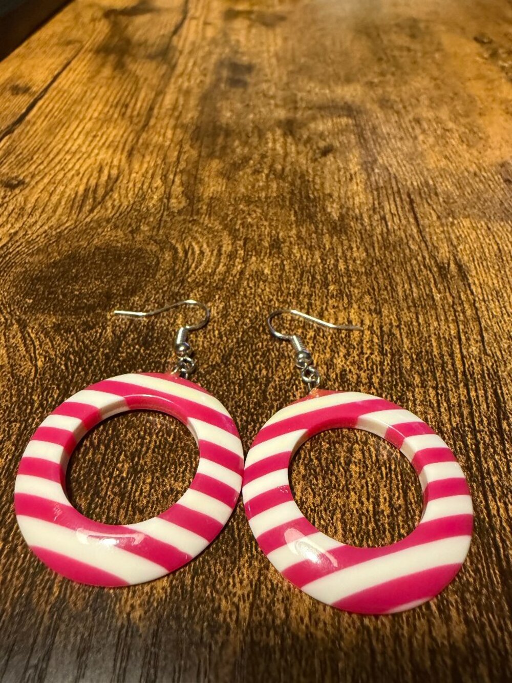 🎪 Retro 1960s Mod Hoop Earrings: Hot Pink & White Candy Stripe Geometric
